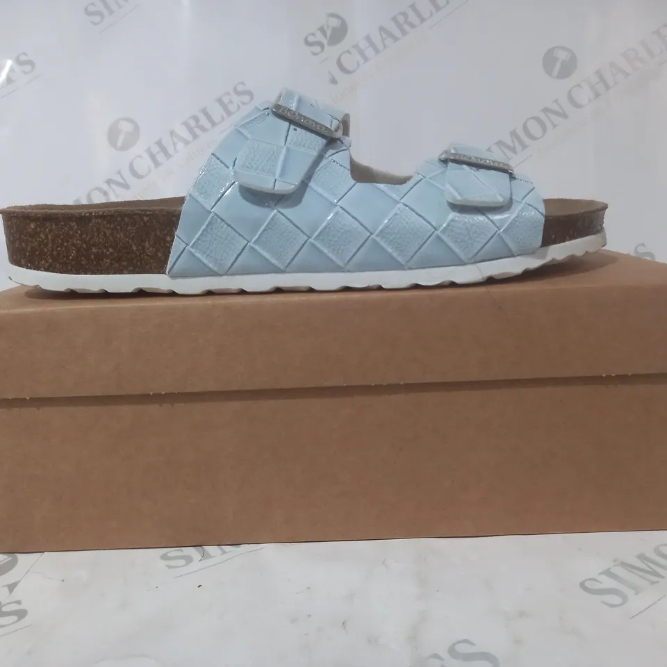 BOXED PAIR OF BONOVA OPEN TOE SANDALS IN LIGHT BLUE SIZE 7
