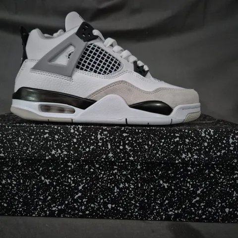 BOXED PAIR OF NIKE AIR JORDAN 4 RETRO SHOES IN WHITE/BLACK UK SIZE 5.5