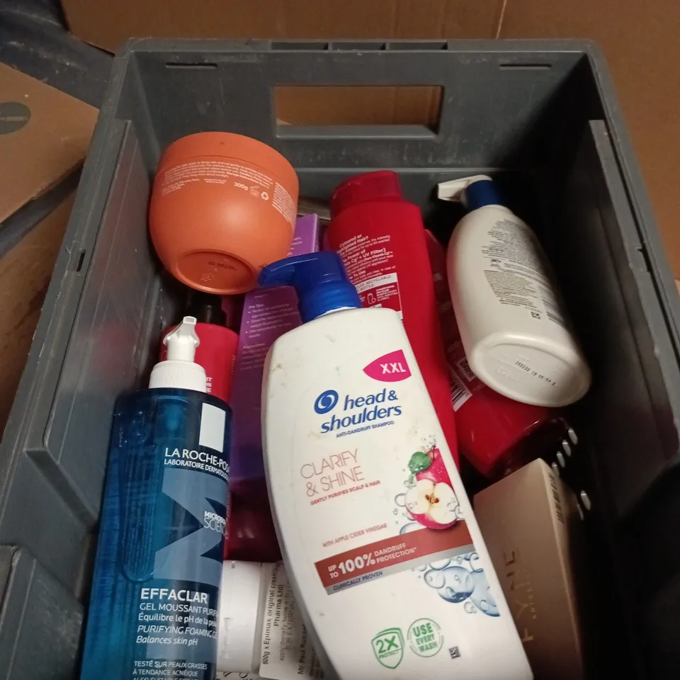 APPROXIMATELY 20 ASSORTED COSMETIC ITEMS INCLUDING L'OREAL SHAMPOO , REDKEN THERMAL SPRAY AND AVEENO MOISTURING LOTION 
