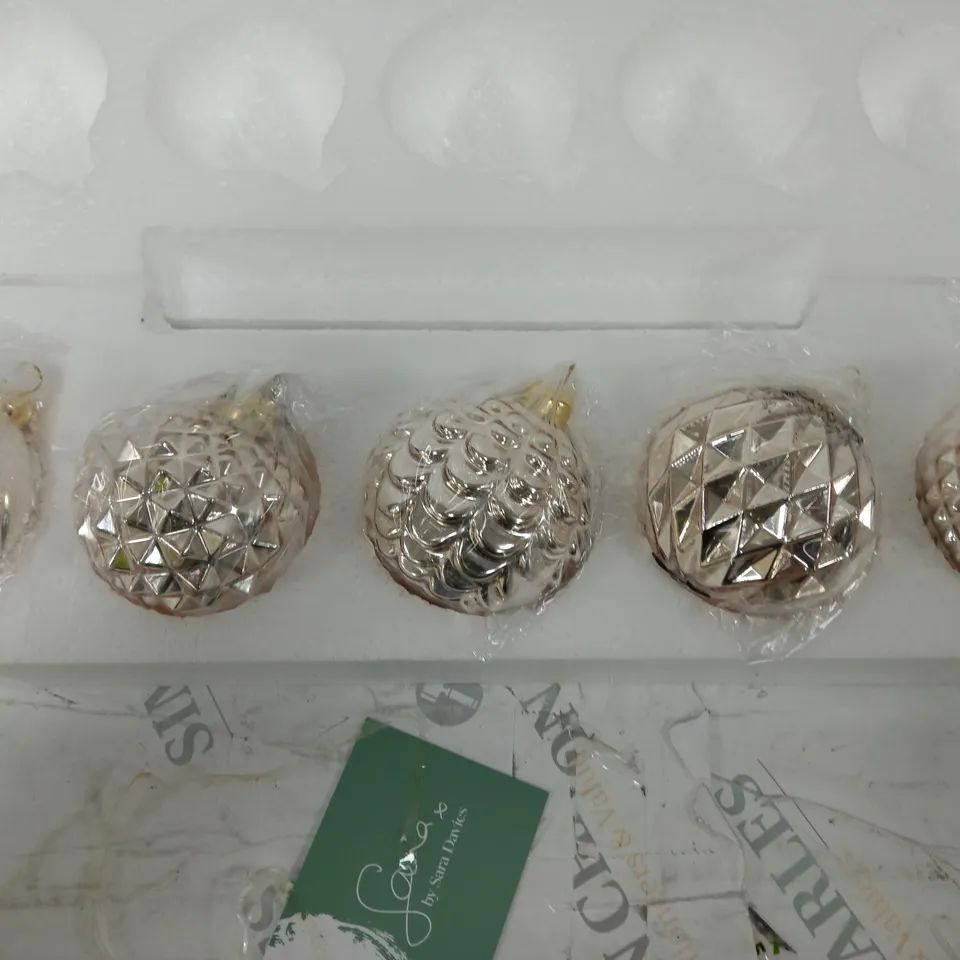 SANTAS DEN 5 SET OF GLASS BAUBLES