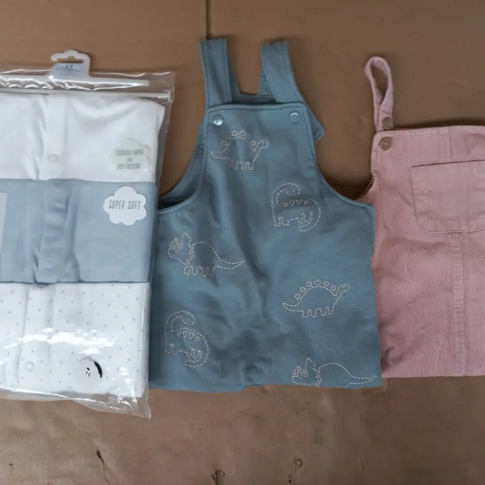 APPROXIMATELY 20 ASSORTED KID'S CLOTHING AND FASHION PRODUCTS IN VARIOUS STYLES AND SIZES - COLLECTION ONLY