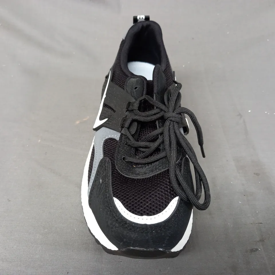 PAIR OF NIKE SHOES IN BLACK EU SIZE 40