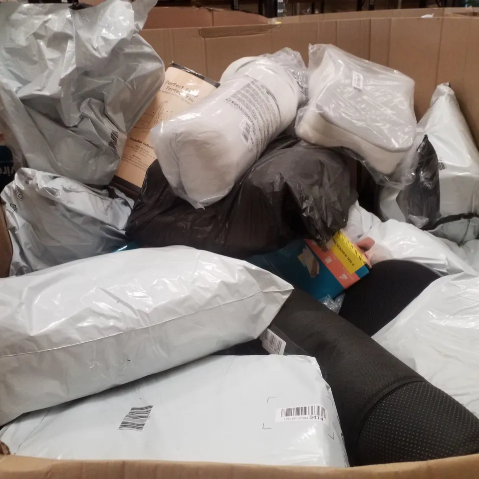 PALLET CONTAINING ASSORTED PILLOWS & CUSHIONS