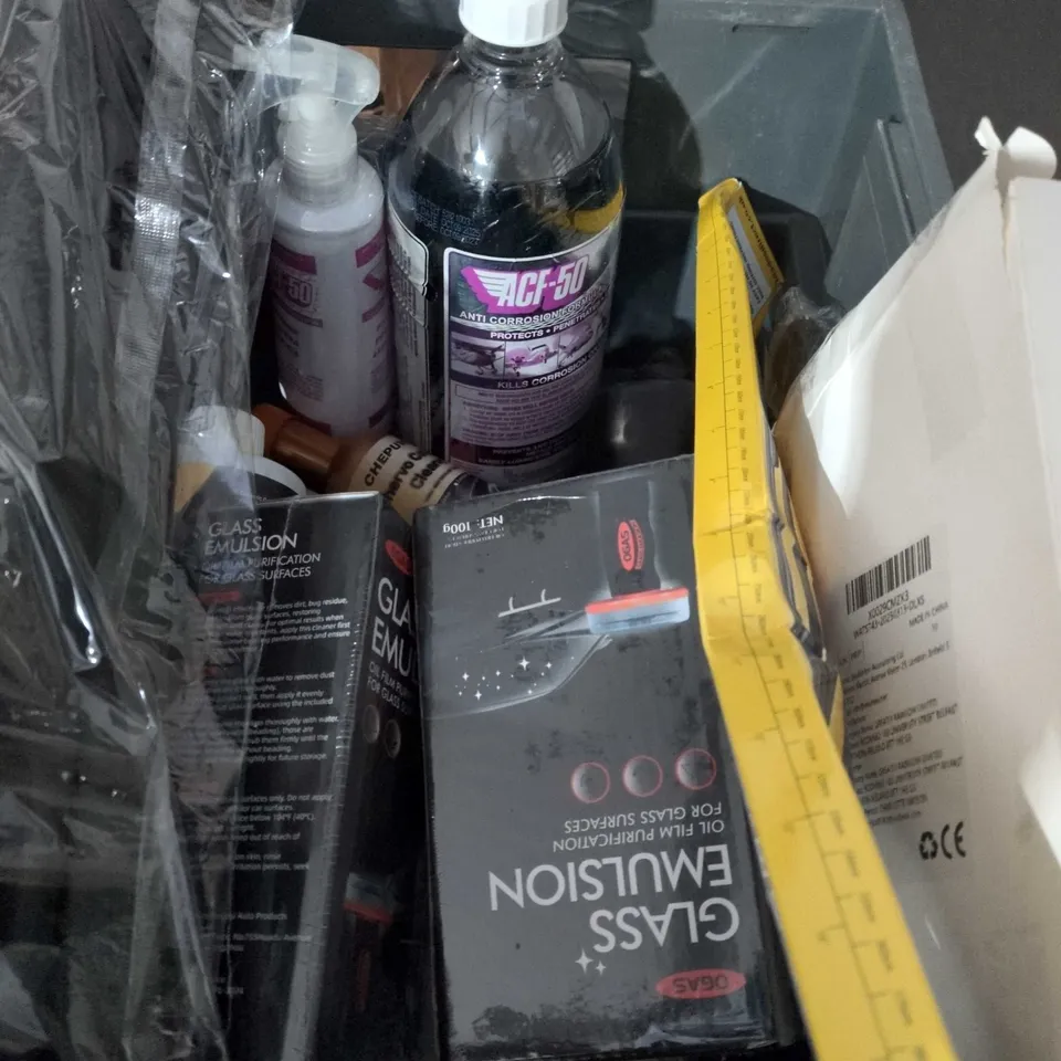 BOX OF ASSORTED CAR ITEMS TO INCLUDE - WIPER BLADE - SOCKET SET - LOCKS 