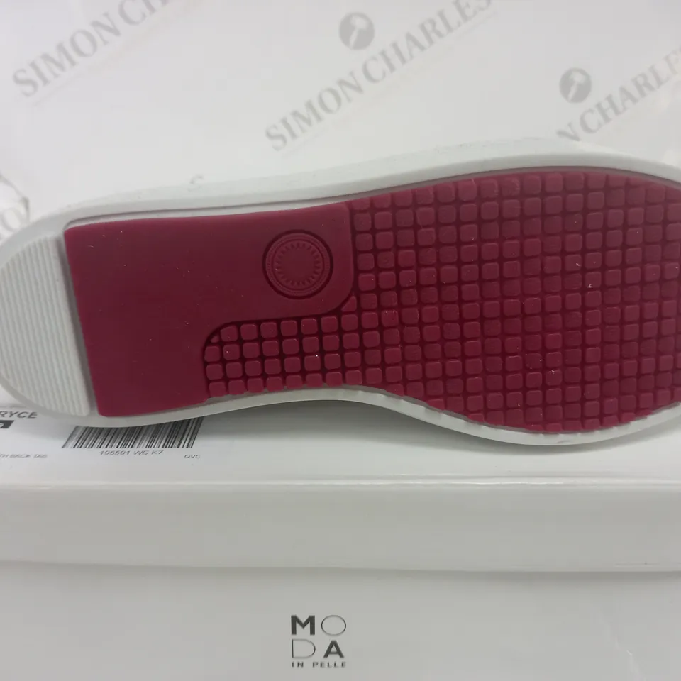 BOXED PAIR OF MODA IN PELLE BEATRYCE HIGH TOP TRAINERS SIZE EUR 40