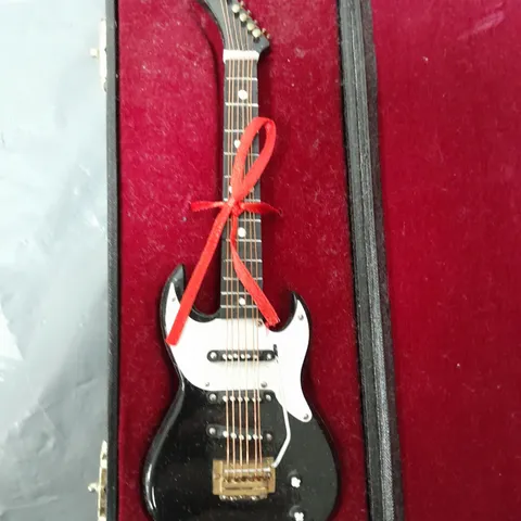 ALONA SMALL BLACK MINI GUITAR DΓCOR PIECE
