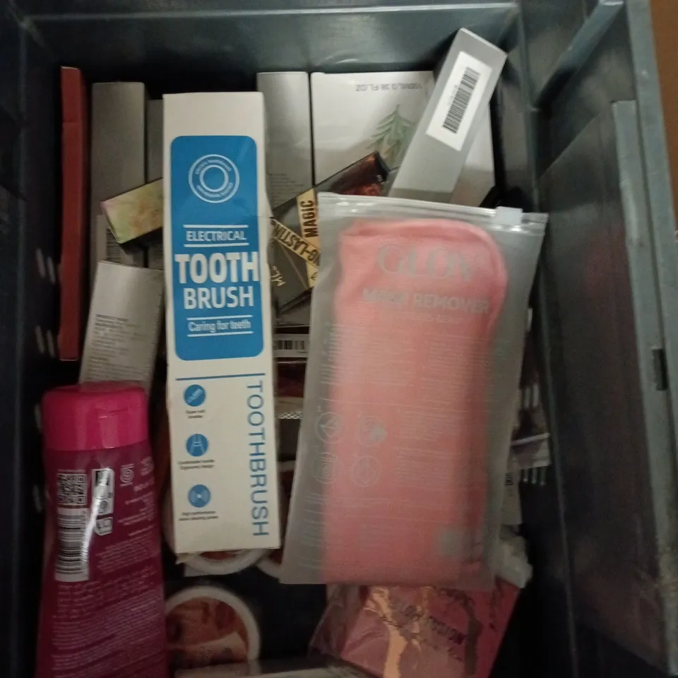 APPROXIMATELY 20 HEALTH AND BEAUTY PRODUCTS TO INCLUDE TEMPORARY TATTOO MARKERS, EIGHT CLAW CURLER AND A COSMETICS BAG