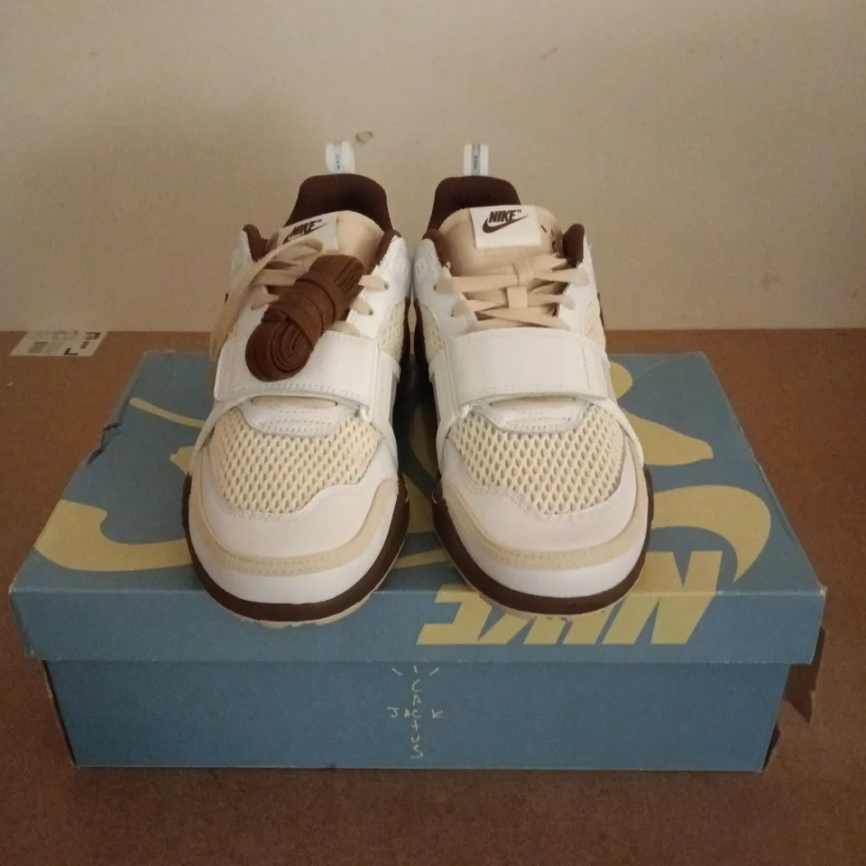 BOXED PAIR OF NIKE ZOOM FIELD JAZZ TRAINERS IN WHITE/CHOCOLATE - UK 9.5