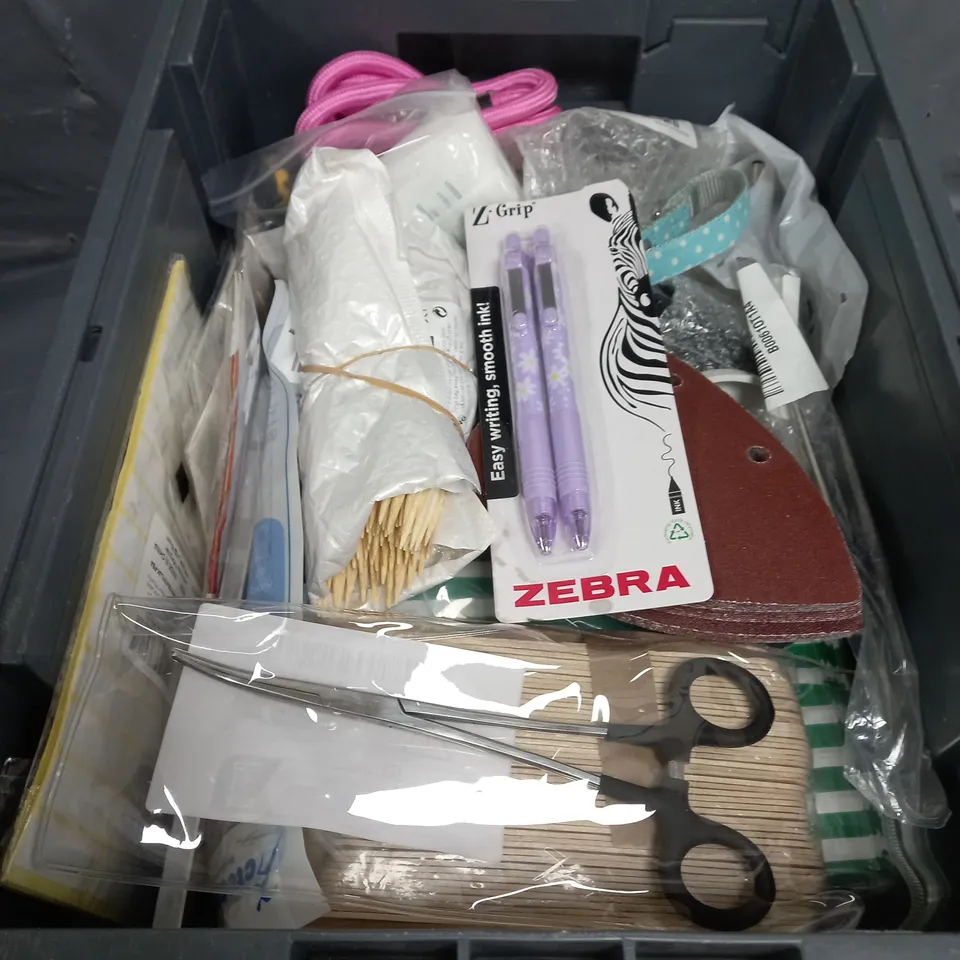 APPROXIMATELY 10 ASSORTED HOUSEHOLD ITEMS TOO INCLUDE PENCILS , SCISSORS , SANDPAPER , ETC 
