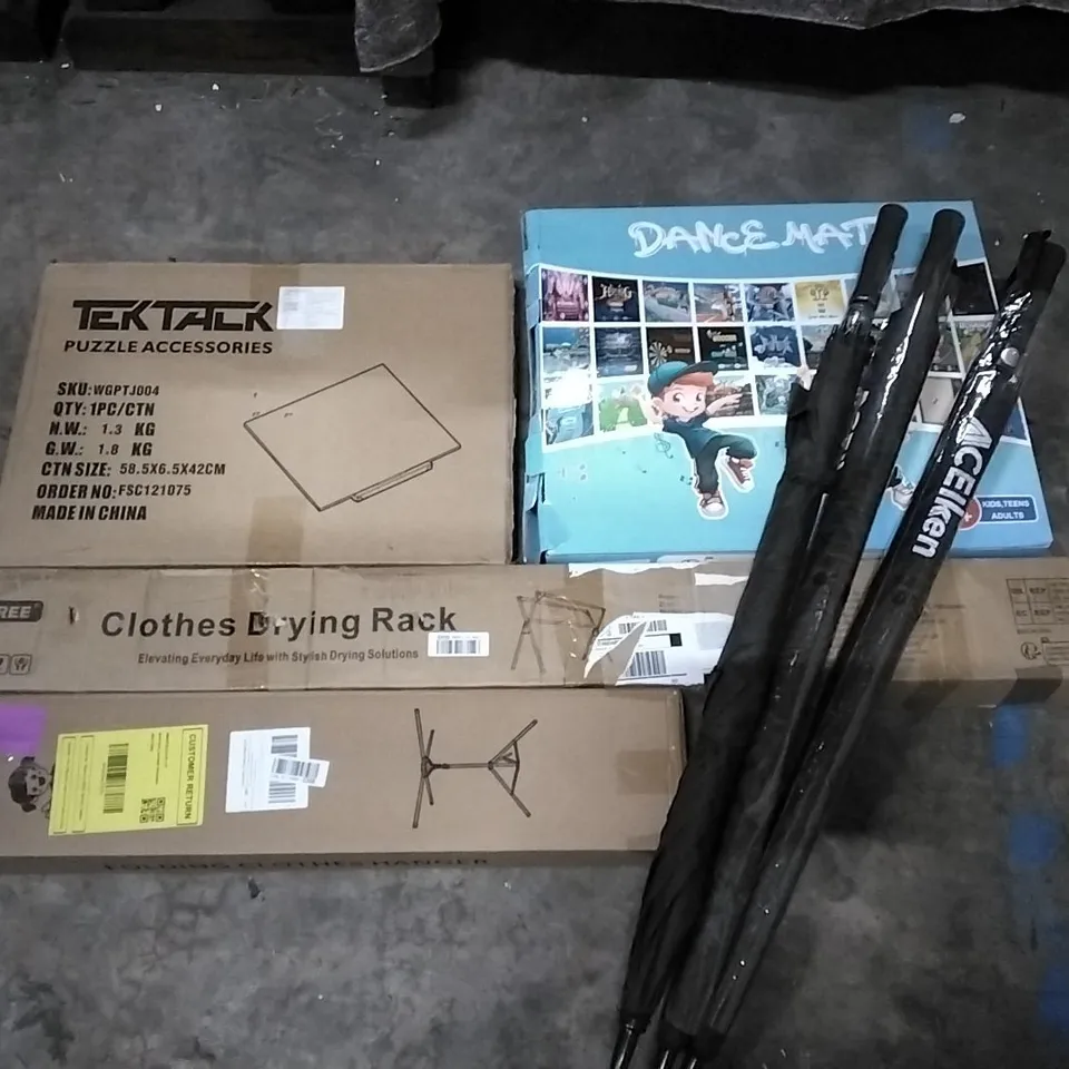 PALLET CONTAINING ASSORTED PRODUCTS INCLUDING PUZZLE BOARD, DACE MAT, CLOTHES DRYING RACK, UMBRELLAS & FOLDING CLOTHES HANGER
