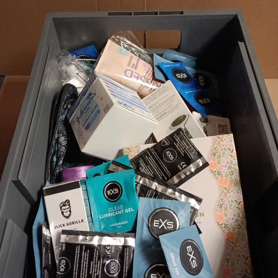 BOX OF APPROXIMATELY 20 ASSORTED COSMETIC ITEMS INCLUDING SLICK GORILLA HAIR STYLING POWDER , JADE ROLLER AND JOHNSONS COTTON BUDS