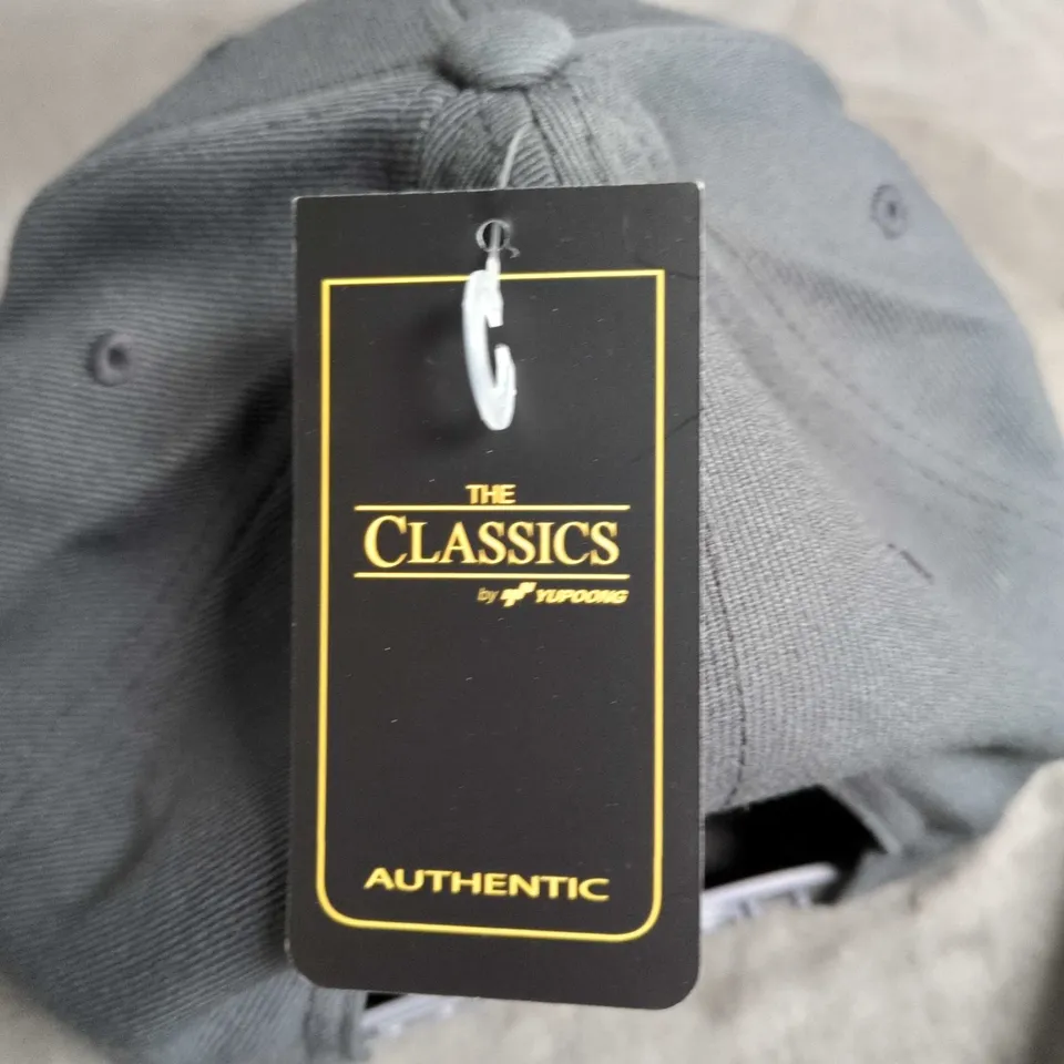 THE CLASSICS SNAPBACK CAP – GREY 
