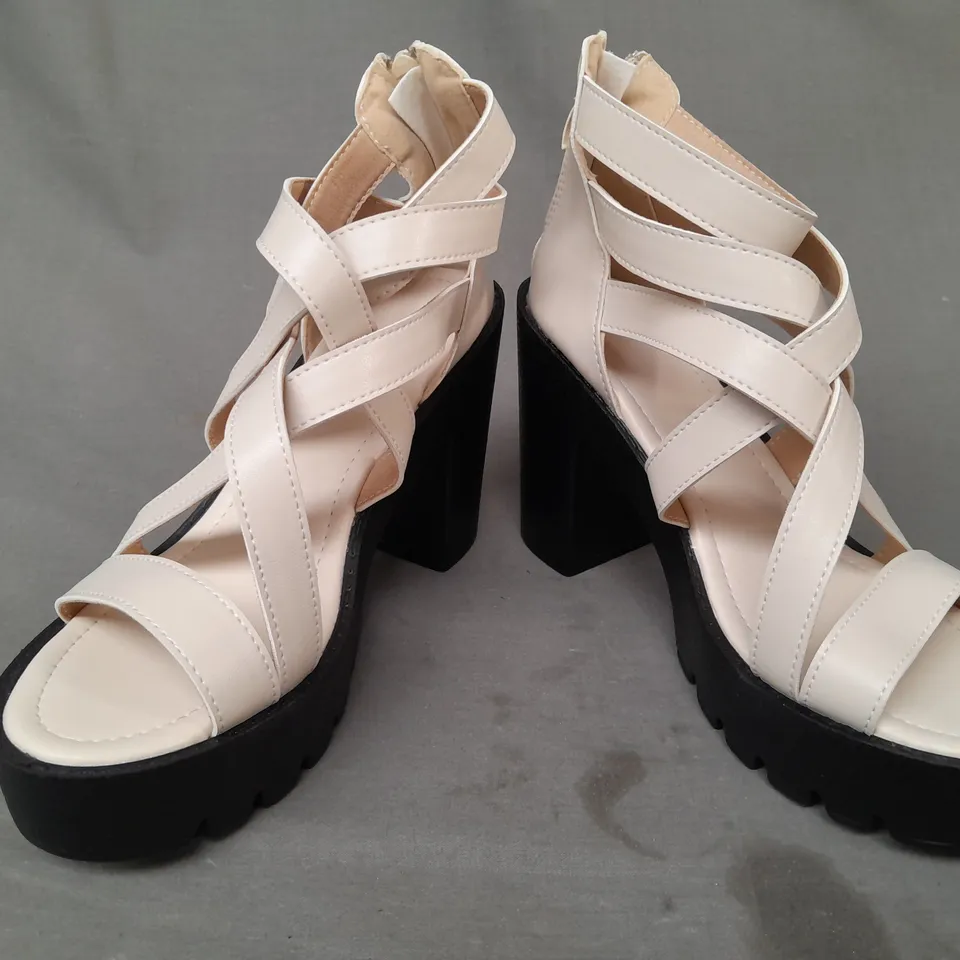 BOXED PAIR OF DESIGNER OPEN TOE BLOCK HEEL STRAPPY SANDALS IN NATURAL EU SIZE 38.5