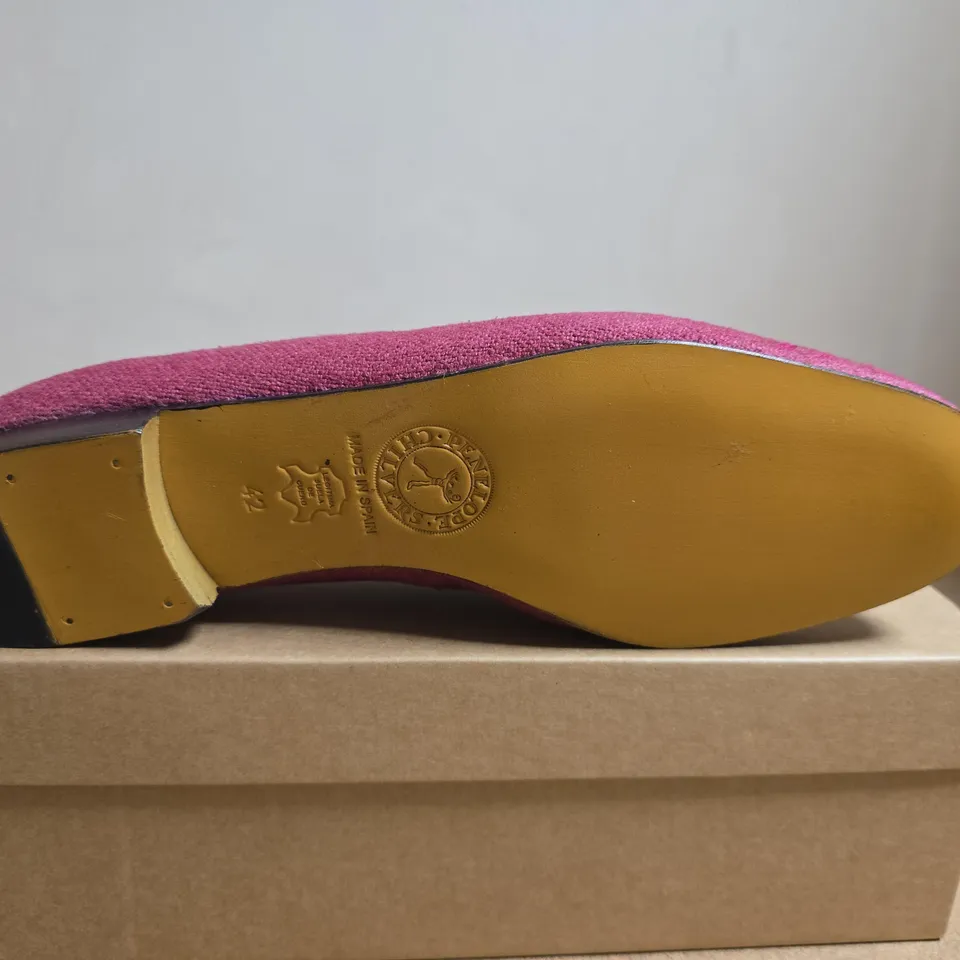 BOXED PAIR OF PENELOPE CHILVERS WOMEN'S PINK SUEDE SLIP-ON SHOES UK 8