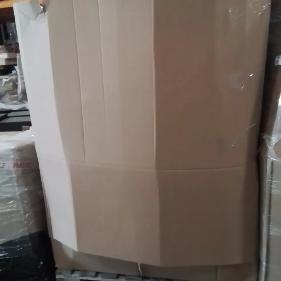 PALLET CONTAINING A LARGE QUANTITY OF DUVETS 