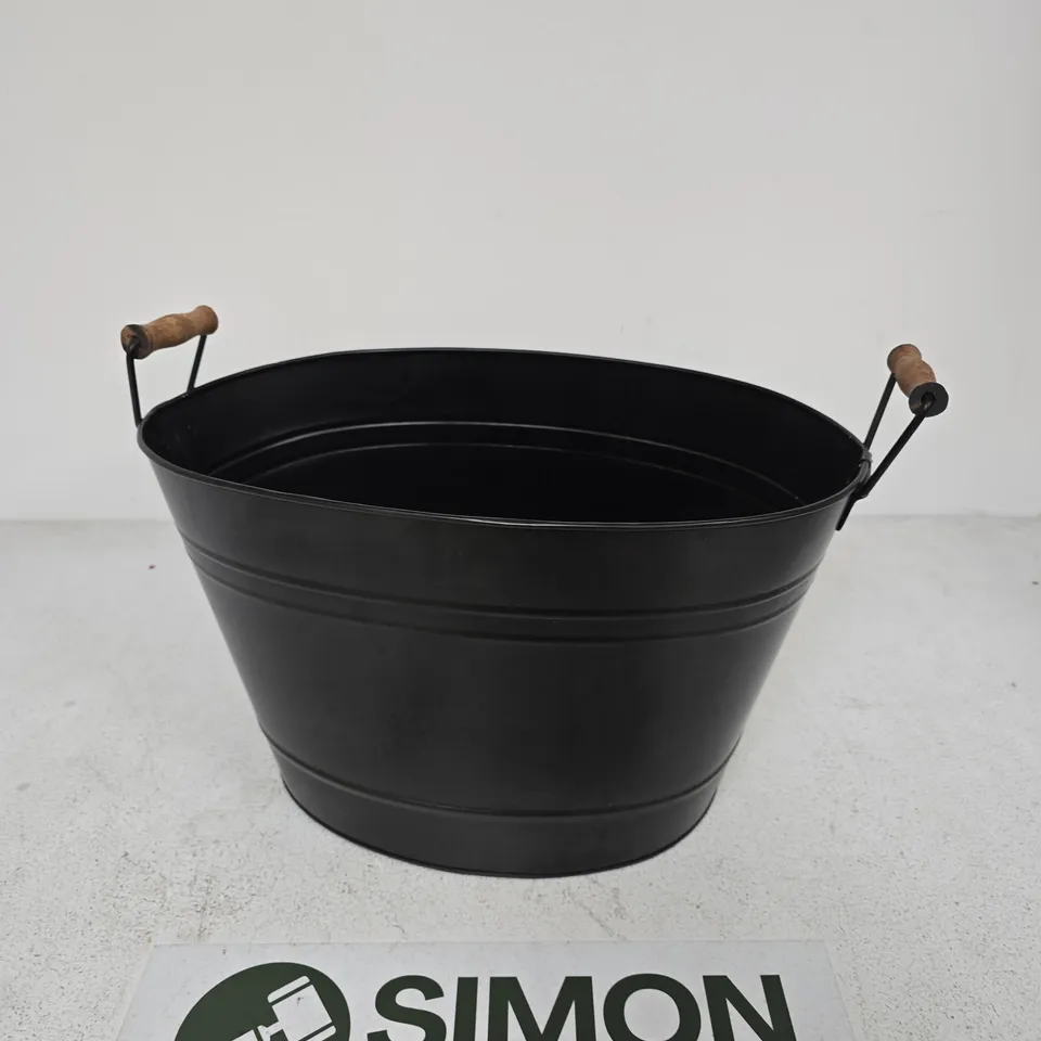 BLACK METAL COAL SCUTTLE WITH WOODEN SIDE HANDLES