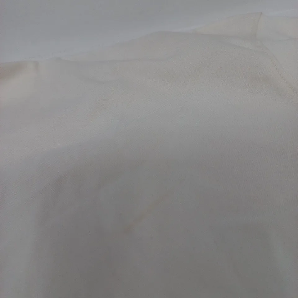CORTEIZ RULES THE WORLD - WHITE CLOTHING ITEM WITH BRAND LABEL M