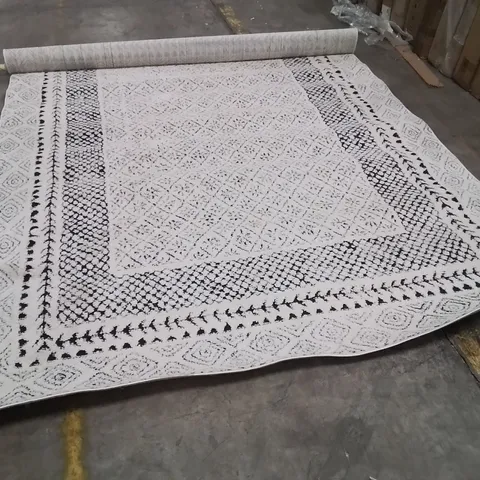 QUALITY DESIGNER AREA RUG APPROXIMATELY 275X200CM