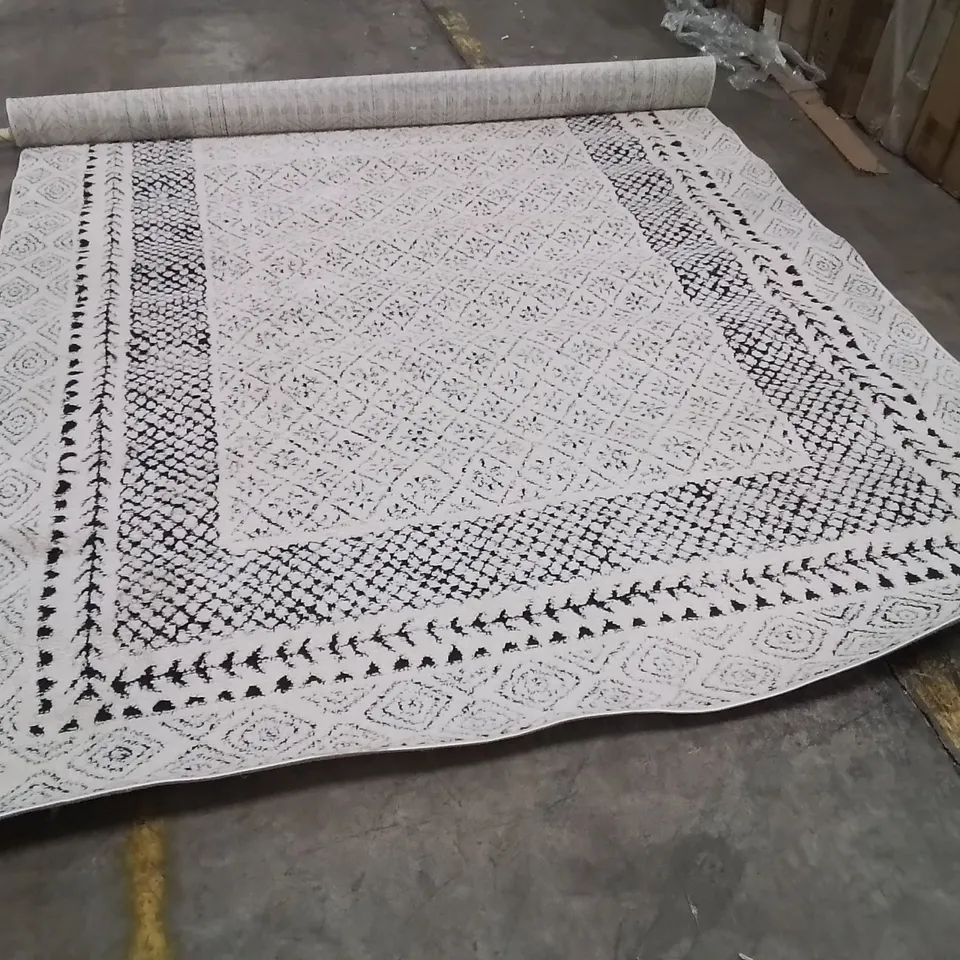 QUALITY DESIGNER AREA RUG APPROXIMATELY 275X200CM