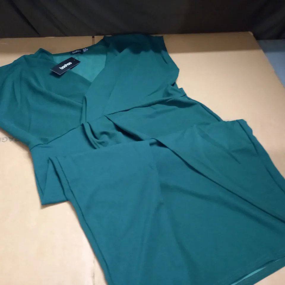 BOOHOO WRAP FRONT MIDI DRESS IN GREEN - 18