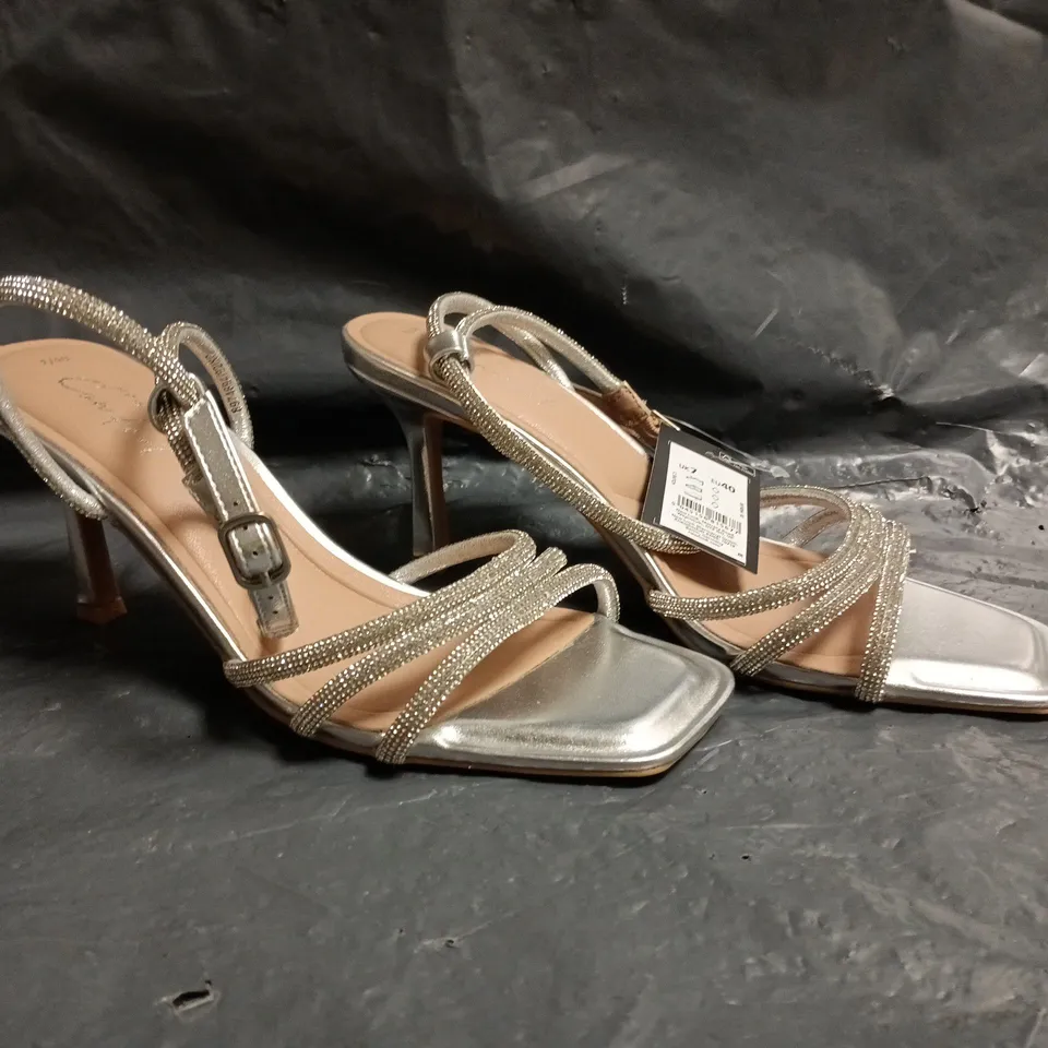 BOXED PAIR OF NEW LOOK COMFORT OPEN TOE STILETTO HEEL SANDALS IN METALLIC SILVER W. DIAMANTE EFFECT SIZE 7