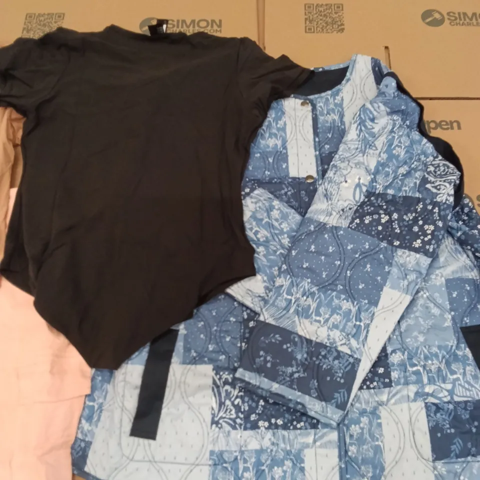 PALLET OF BRAND NEW WOMENS QUALITY DESIGNER CLOTHES APPROXIMATELY 130 TO INCLUDE; SHORTS, T SHIRTS, PLAY SUITS, JACKETS ETC
