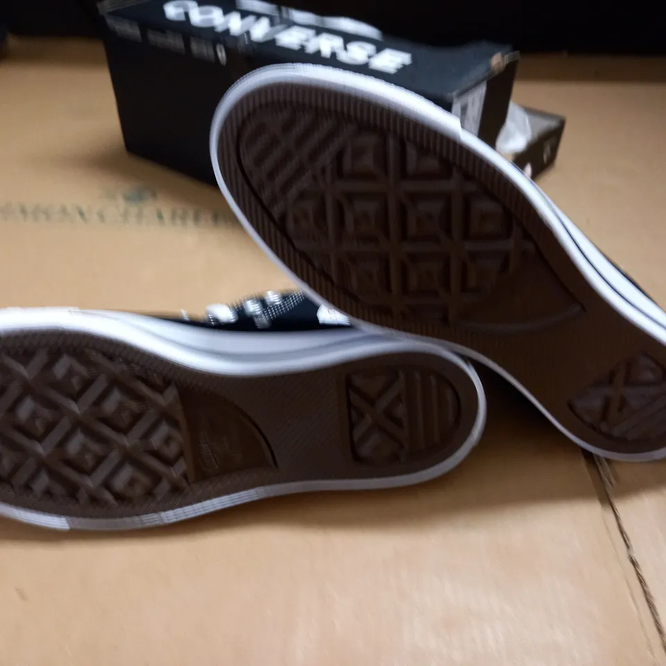 BOXED PAIR OF CONVERSE ALL STAR HI TRAINERS - UK M 7 / W 9