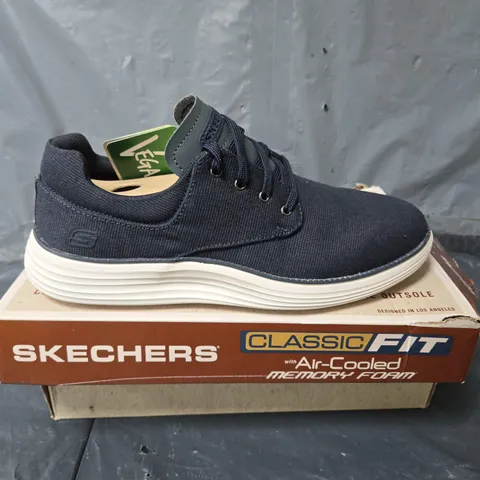 BOXED PAIR OF SKECHERS BURBANK TRAINERS IN NAVY - UK 8