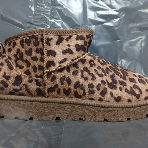BOXED PAIR OF BOOHOO FAUX FUR LINED SHOES IN ANIMAL PRINT SIZE 6