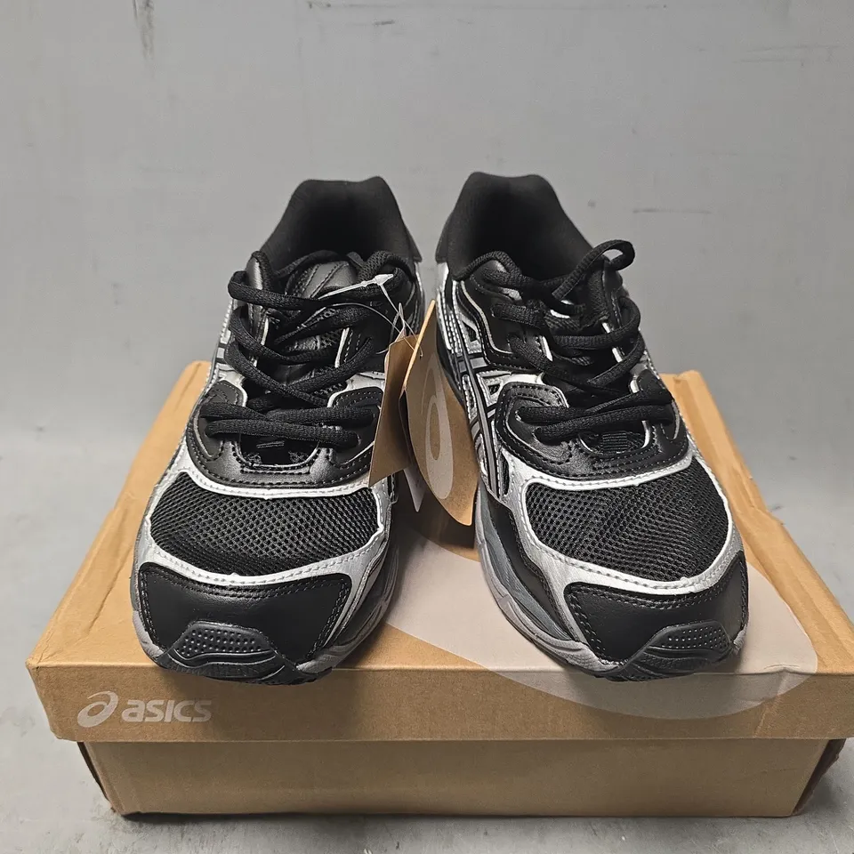 BOXED PAIR OF ASICS GEL NYC TRAINERS IN BLACK/SILVER - UK 8.5