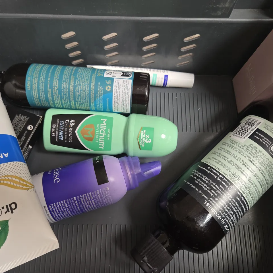 APPROX 12 ASSORTED BEAUTY PRODUCTS TO INCLUDE BIODERMA CLEANSING OIL, BARENUTS REMOVAL CREAM, FALSE NAILS, ETC