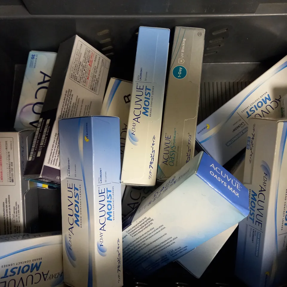 APPROXIMATELY 20 ASSORTED ACUVUE 30PCS DISPOSABLE CONTACT LENSES