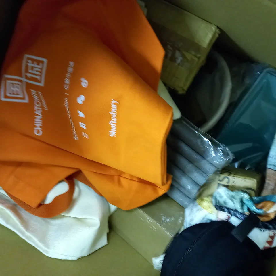 LOT OF APPROX 12 ASSORTED HOUSEHOLD ITEMS TO INCLUDE EXTENDING WASH BRUSH, PRIMA FOOD WARMER, ORNIN TRIMLINE TELEPHONE, ETC 