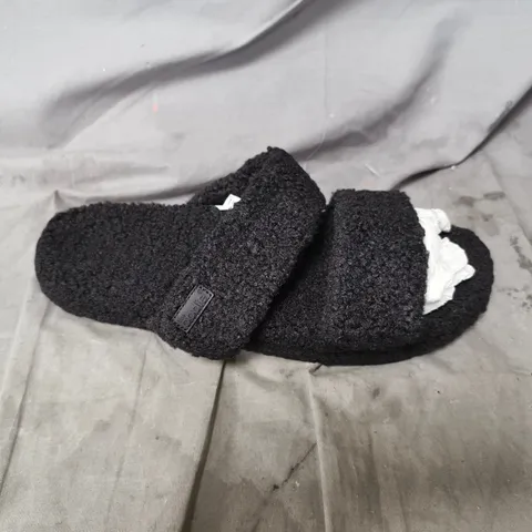 UNBOXED THE OODIE BLACK FLUFFY DOUBLE-STRAP SLIPPERS – SIZE 42/43