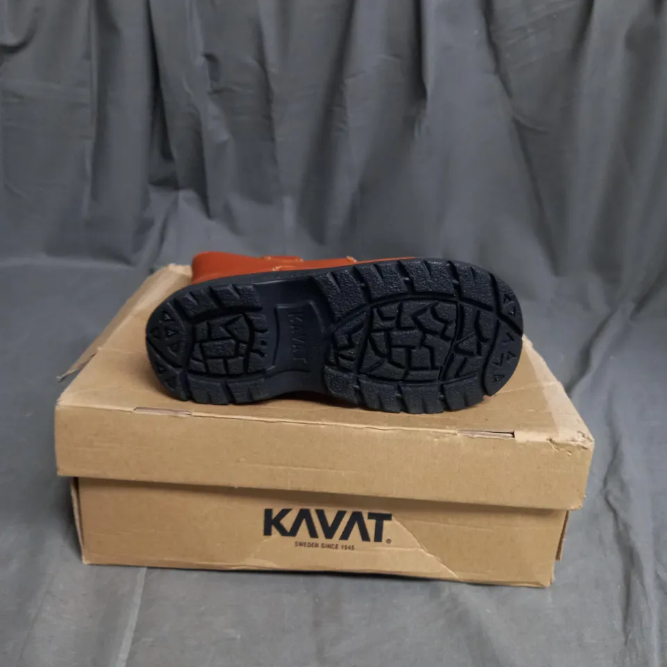 BOXED PAIR OF KAVAT HIGH TOP BOOTS SIZE 28