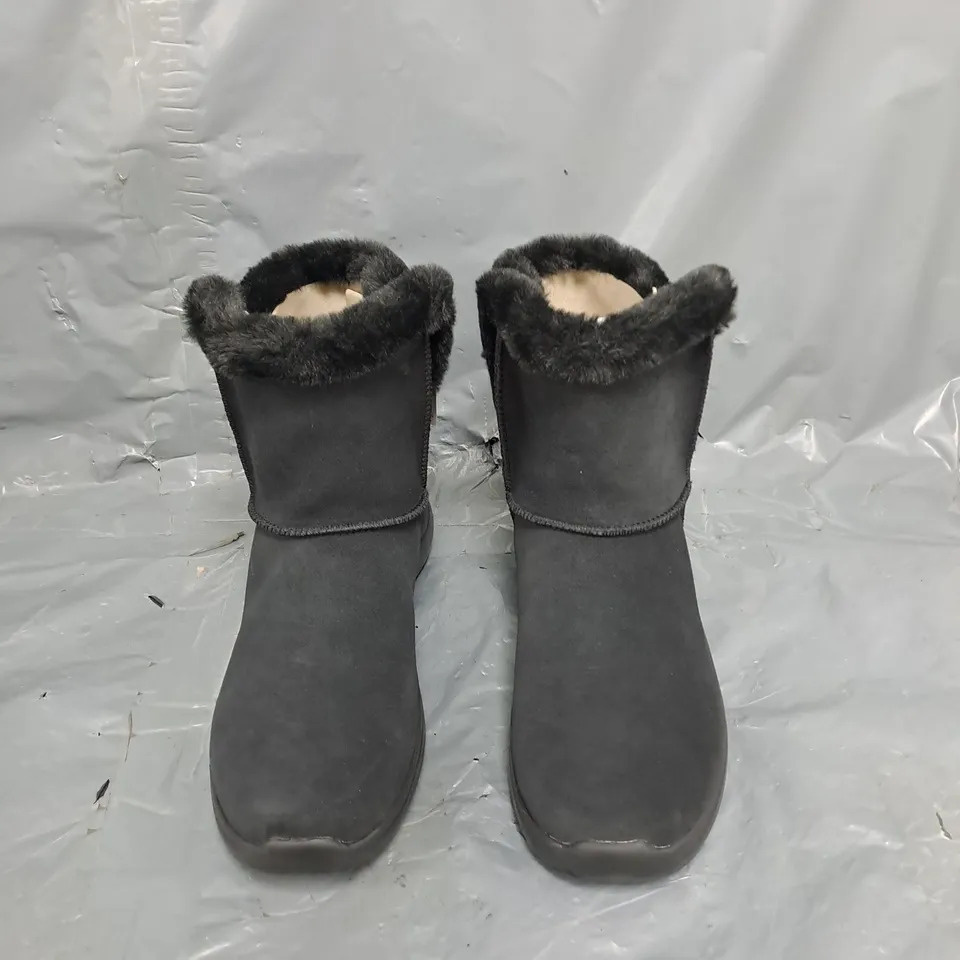 BOXED PAIR OF SKETCHERS ON THE GO BLACK BOOTS SIZE 6.5