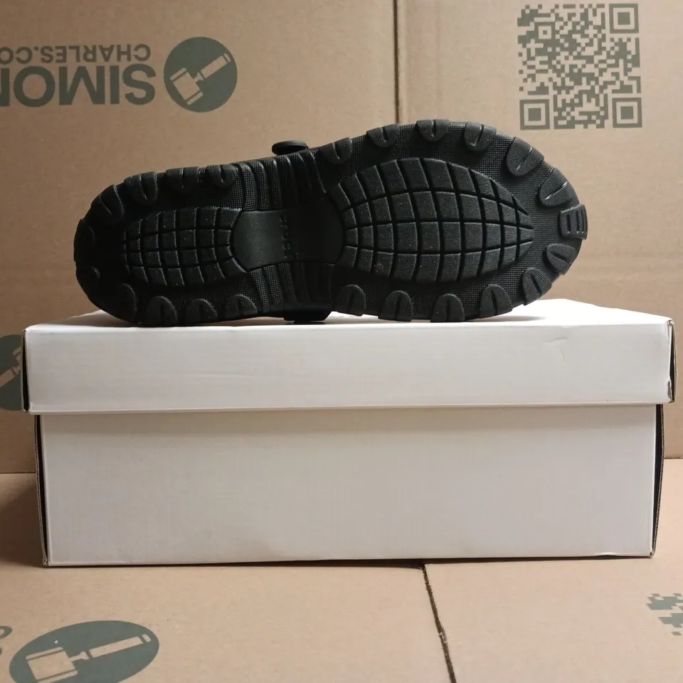 BOXED PAIR OF CROCS TERRE SHOES IN BLACK SIZE UK 7