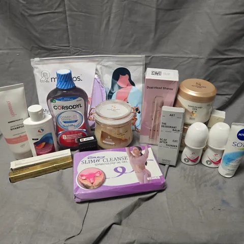 APPROXIMATELY 20 ASSORTED HEALTH & BEAUTY PRODUCTS TO INCLUDE SANCTUARY SPA HOT SUGAR RUB, CORSODYL EXTRA FRESH, VITAMIN C FACE SERUM, ETC  