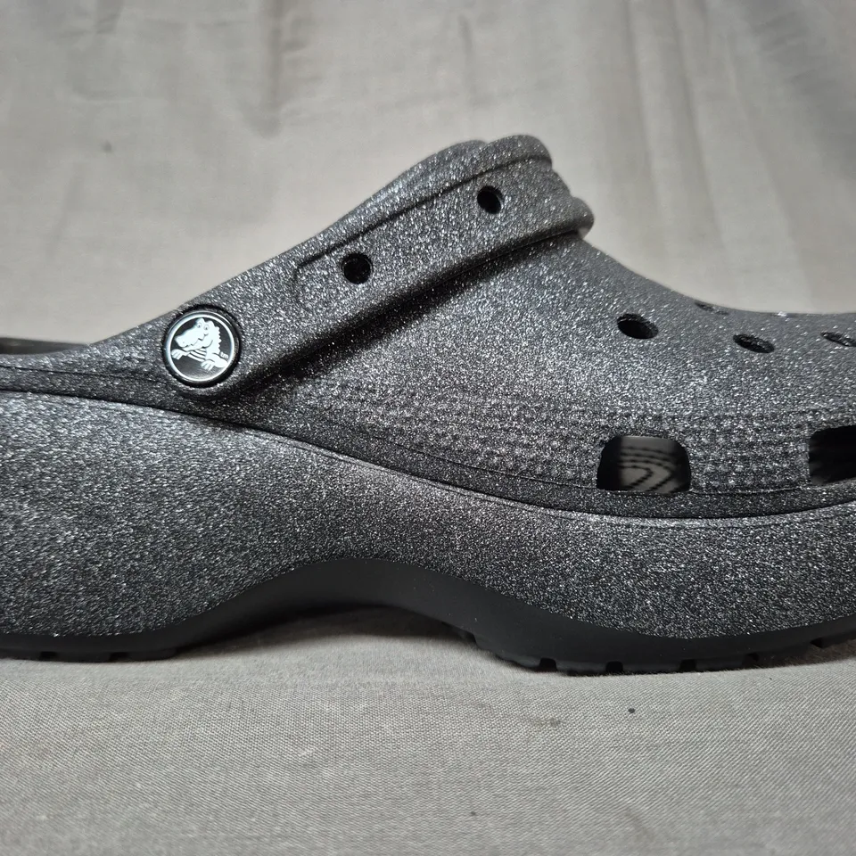 PAIR OF CROCS CLASSIC PLATFORM GLITTER CLOGS IN GUNMETAL UK SIZE 8