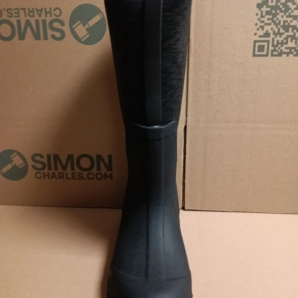 BOXED PAIR OF HARRY HALL NEOPRENE WELLINGTON BOOTS IN BLACK SIZE UK 6