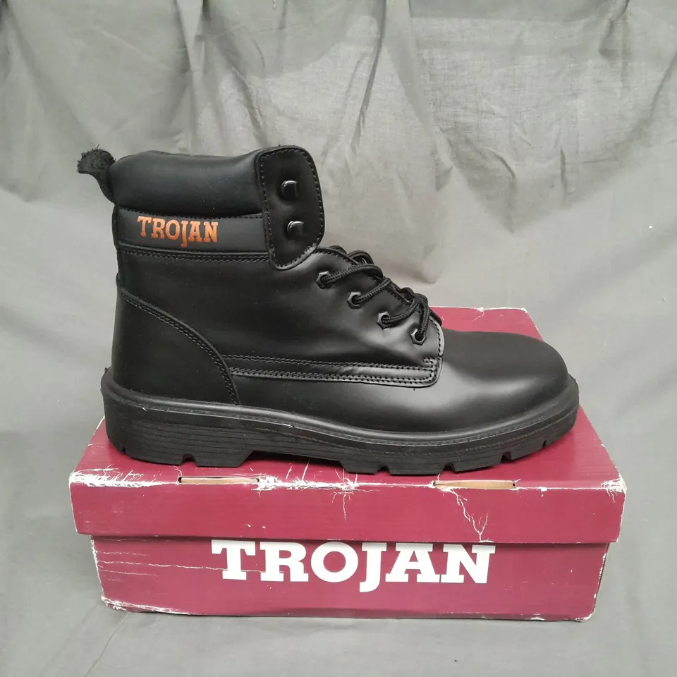 BOXED PAIR OF TROJAN LITES SAFETY BOOTS IN BLACK - SIZE 11