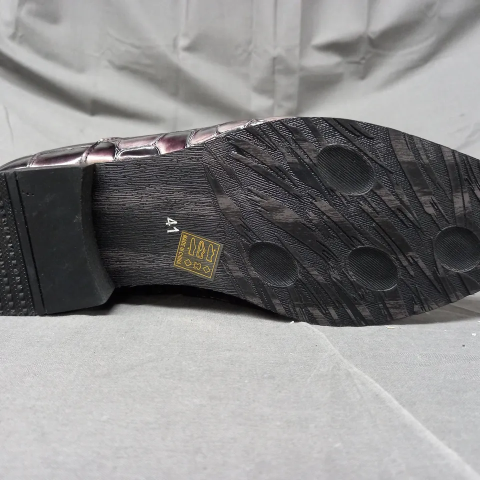 BOX OF APPROXIMATELY 5 PAIRS OF W.S SLIP-ON LOW HEEL SHOES - VARIOUS SIZES