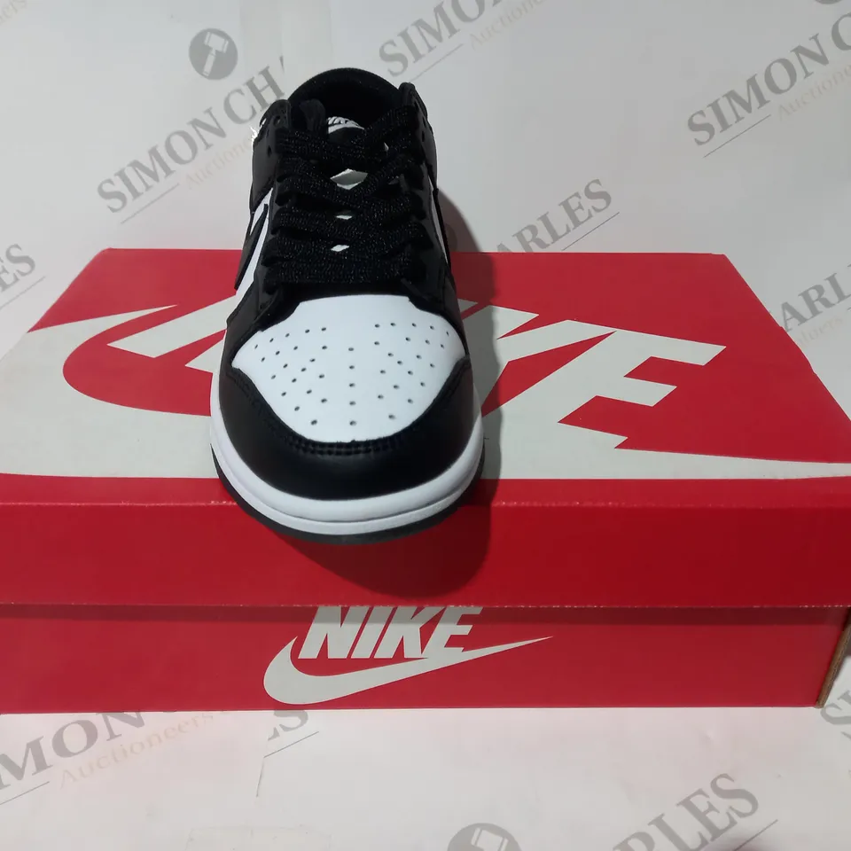 BOXED PAIR OF NIKE DUNK LOW RETRO TRAINERS IN BLACK/WHITE UK SIZE 4