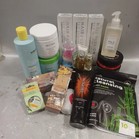 APPROXIMATELY 20 ASSORTED COSMETICS PRODUCTS TO INCLUDE - HAIR PASSION OLOURING CREAM IN VIOLET GOLD - INIAN SANDALWOOD HAND CREAM - IMBLUE CURL CREAM CLEANSER - ETC