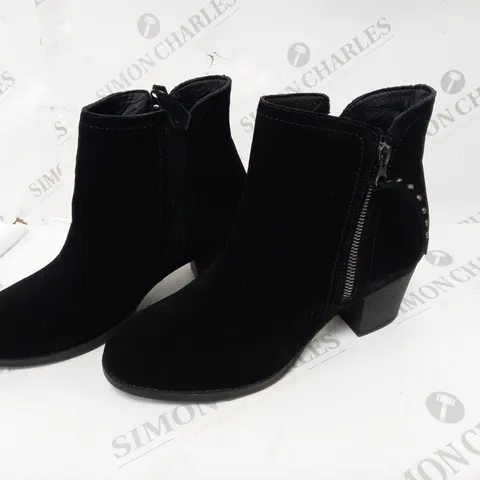 SKECHERS TAXI ZIP BOOTS IN BLACK - 5.5