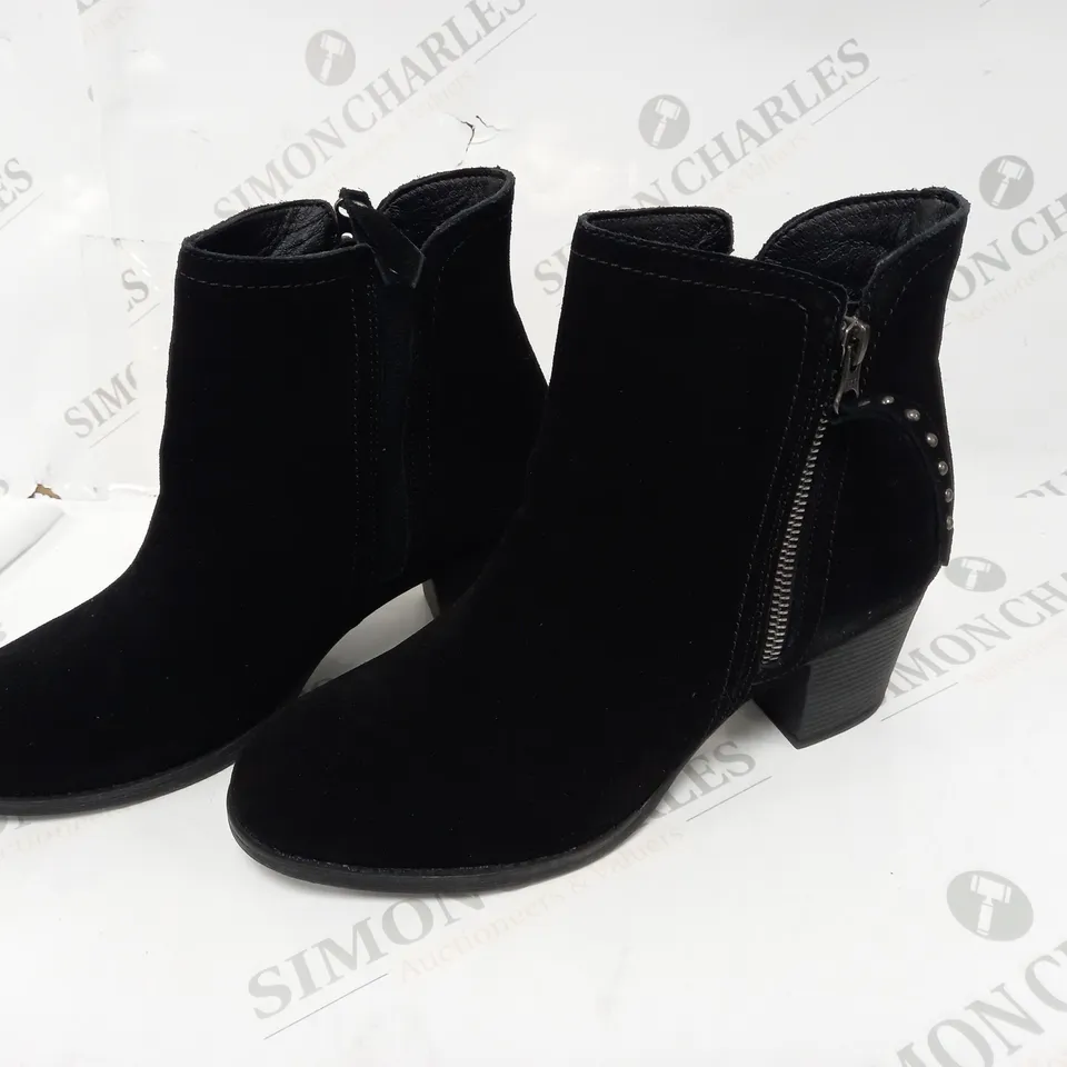 SKECHERS TAXI ZIP BOOTS IN BLACK - 5.5
