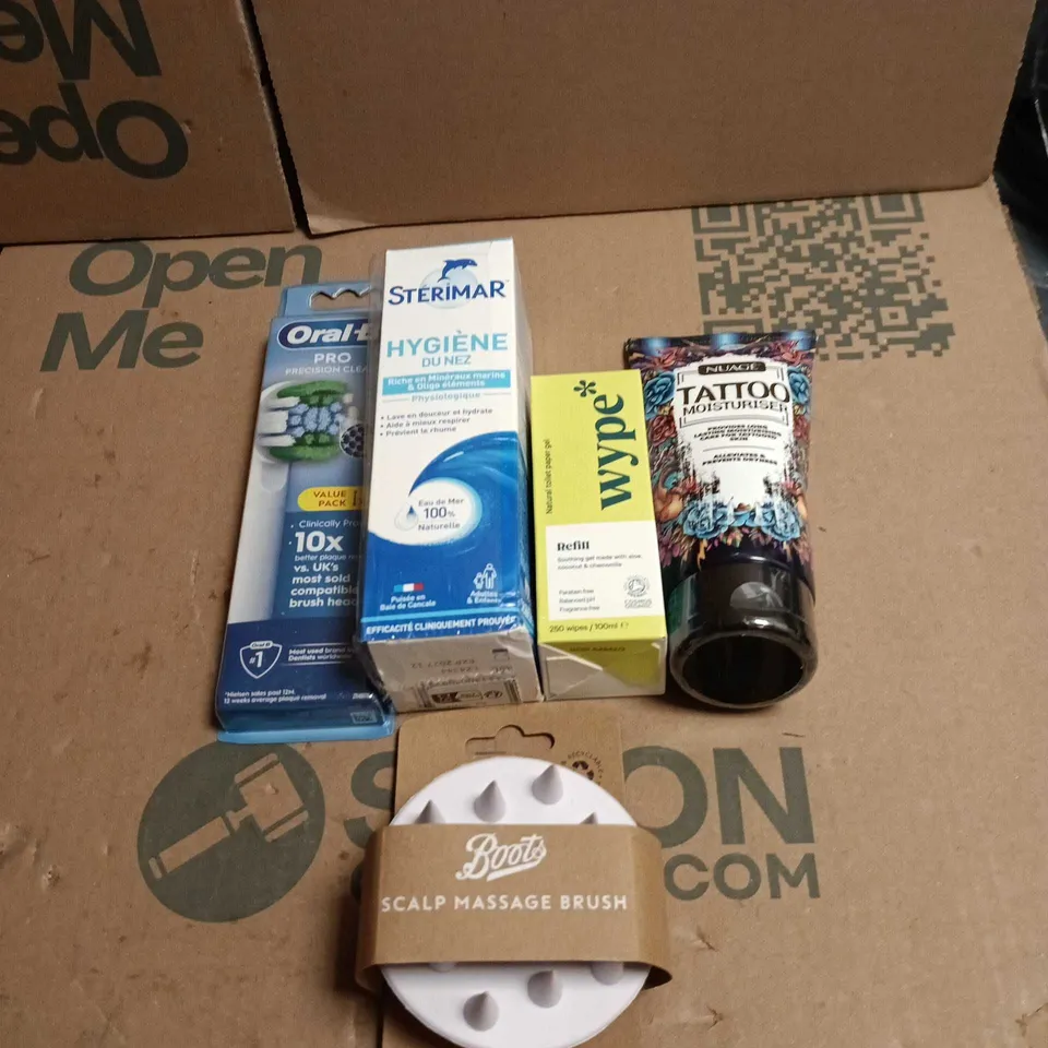 TOTE OF APPROXIMATELY 20 ASSORTED COSMETIC ITEMS TO INCLUDE STERIMAR, ORAL B PRO, WYPE, NUAGE TATTOO MOISTURISER, BOOTS SCALP MASSAGE BRUSH ETC