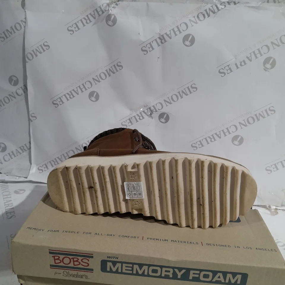 BOXED PAIR OF SKECHERS HIKING BOOTS IN BROWN SIZE 7
