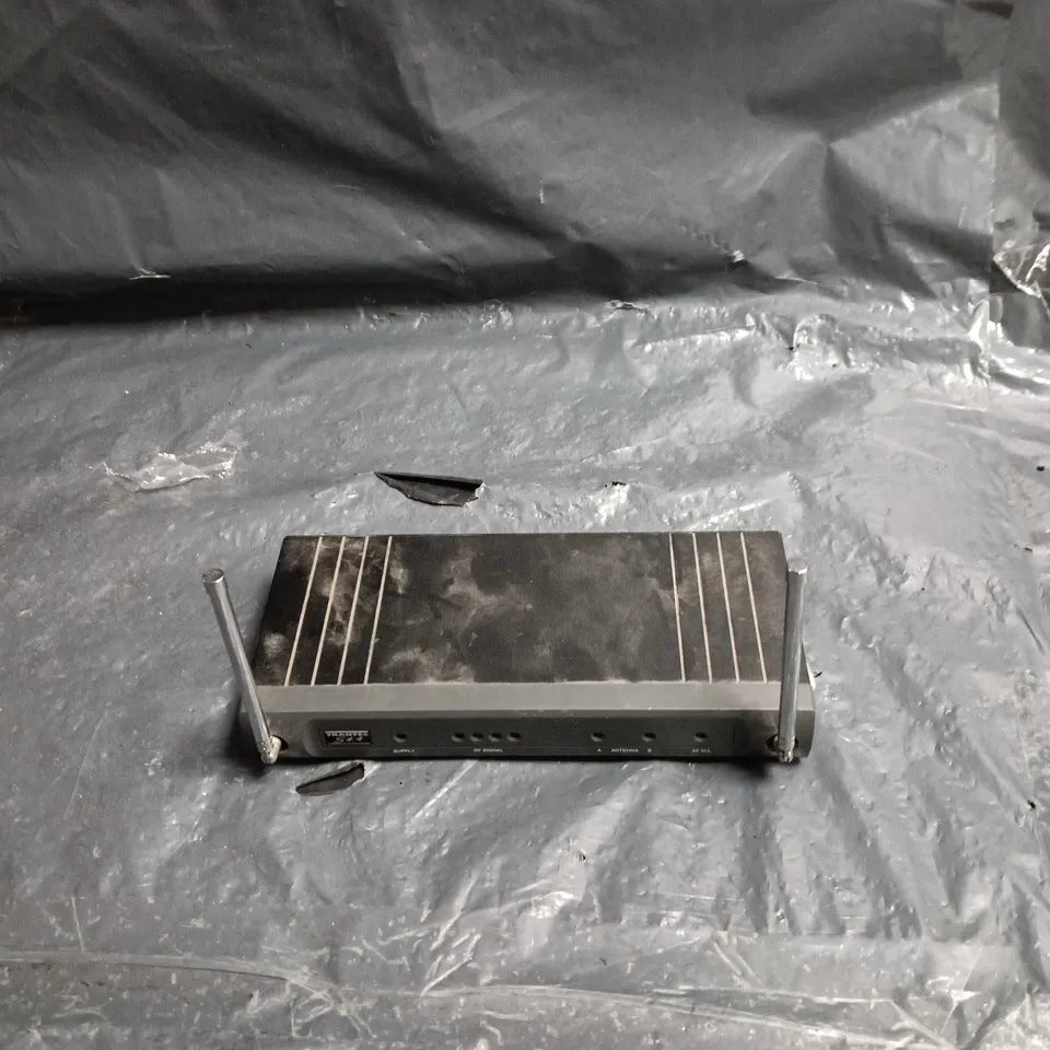 TRANTEC UHF RADIO MICROPHONE SYSTEM