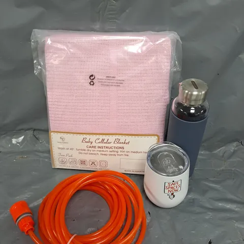 APPROXIMATELY 15 ASSORTED HOUSEHOLD ITEMS TO INCLUDE DRINKS CONTAINER, HOSE PIPE, BABY BLANKET ETC 